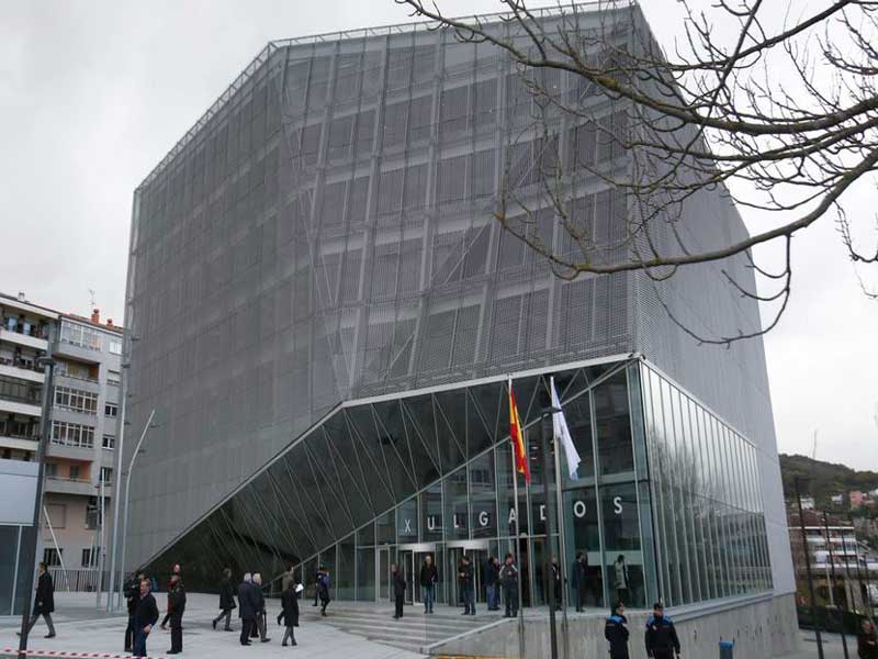 El alcalde de Ourense es absuelto del delito leve de maltrato que le imputaban por empujar a una manifestante