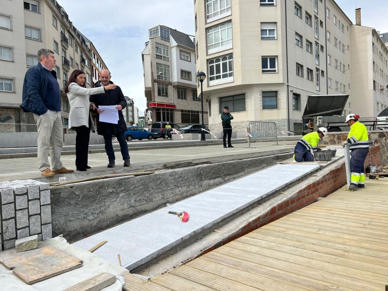 La subdelegada pone en valor en Burela el nuevo acceso que el Gobierno ejecuta en la playa de O Portelo para personas con movilidad reducida