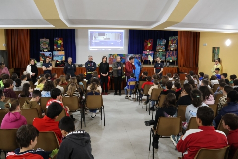 Lara Méndez acompaña a los Bomberos de Lugo en la formación en prevención a más de 600 alumnos del colegio Franciscanos