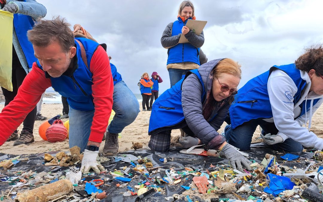 Las playas de Burela tienen 300 kilos menos de residuos tras la limpieza simultánea promovida por Afundación