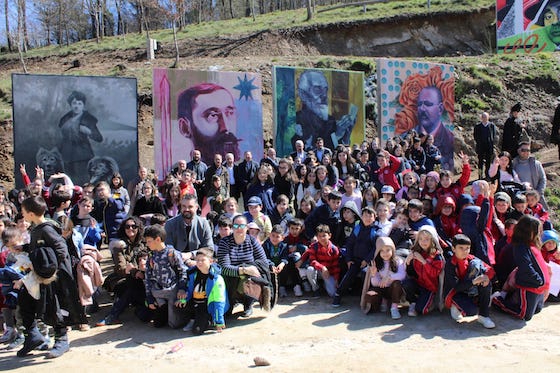 Más de 300 niños rindieron homenaje en la Insua dos Poetas a Rosalía, Lamas Carvajal, Pondal y Curros, en la celebración del Día de la Poesía