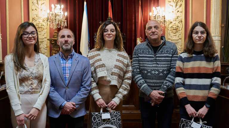 El alcalde recibe a las alumnas ourensanas Raquel Freire, Paula y Aroa Dios, que lograron un gran éxito en las Olimpiadas de Matemáticas, Química y Filosofía
