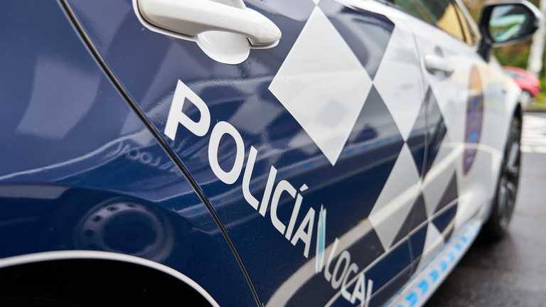 La Policía Local detiene a dos personas por presunto robo con violencia en un supermercado