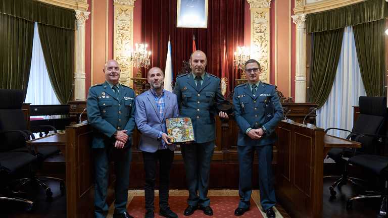 El alcalde recibe al teniente coronel, al comandante y al guardia civil que evitaron un suicidio en Ponte Nova
