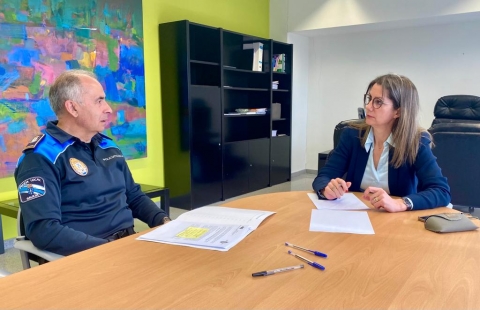 Lara Méndez trabaja en el cierre definitivo de Las Palmeras, después de que la Policía Local encontrara una vivienda en su entreplanta en la última inspección