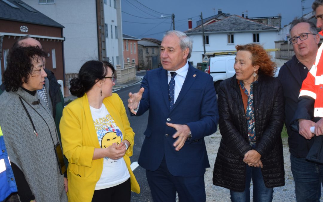 El presidente supervisa los resultados de las mejoras en tres vías de Barreiros, donde la Diputación invirtió 150.000 euros