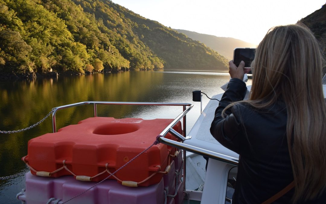 La nueva temporada de catamaranes por la Ribeira Sacra da Diputación empieza con fuerza con más de 7.500 plazas ya reservadas