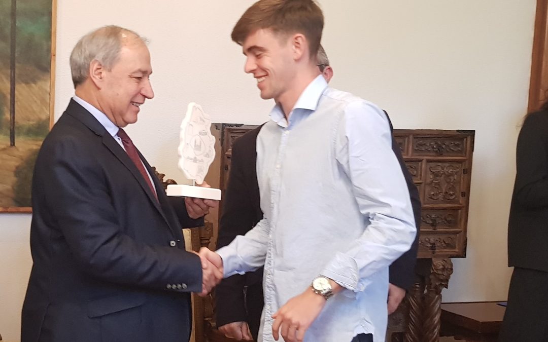 El presidente de la Diputación felicita a Adrián Ben, campeón de Europa de 800 metros en pista cubierta