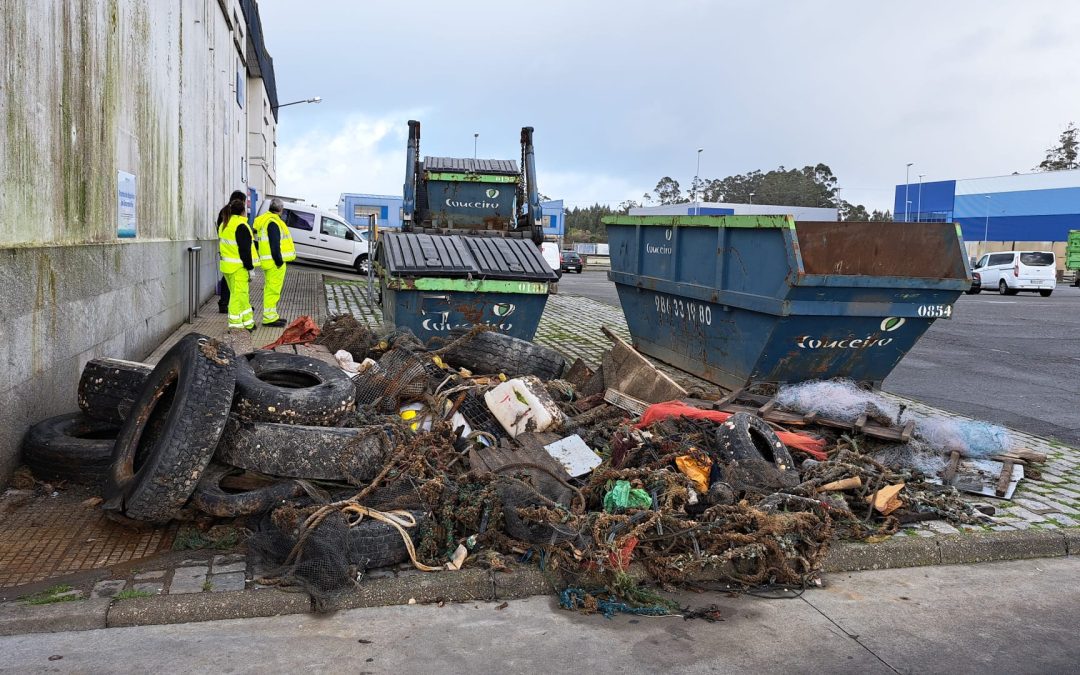 La Cofradía de Cambados y Afundación retiran más de seis toneladas de residuos de la ría de Arousa