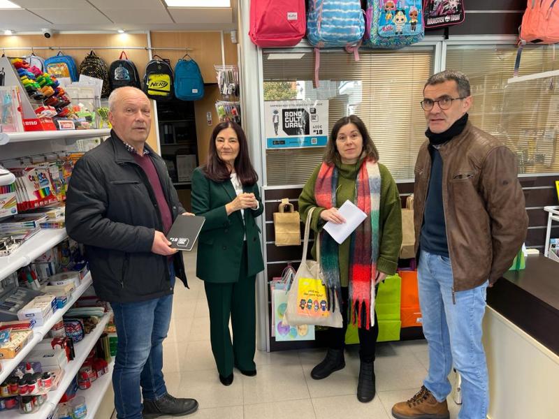 Isabel Rodríguez anima en O Valadouro a los establecimientos de la provincia a adherirse al Bono Cultural Joven, del que ya se beneficiaron más de 1.100 lucenses