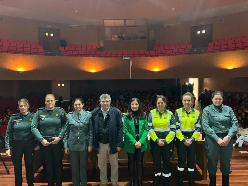 Isabel Rodríguez pone en valor el gran trabajo de las agentes de la Guardia Civil en la provincia ante más de 500 estudiantes de Burela