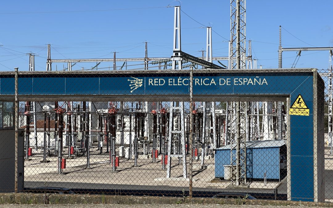 El apagón delata el centralismo del sistema eléctrico: Galicia, productora y última en recuperar el suministro.